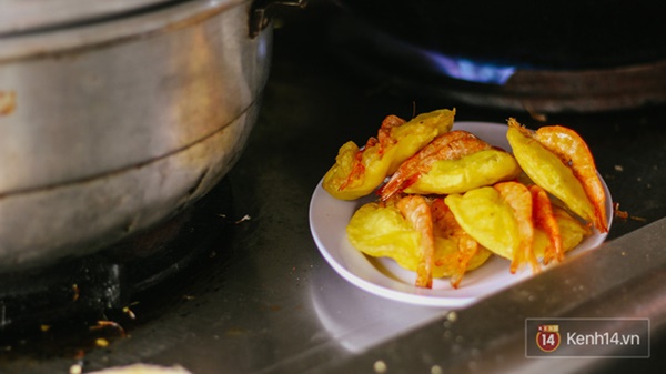 Lên sóng CNN, bánh tôm hồ Tây có gì mà tạo nét riêng ẩm thực Hà thành, thu hút bạn bè thế giới đến vậy?-3