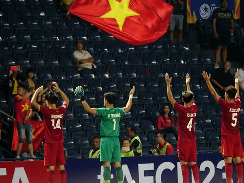 Bị cầu thủ Jordan chơi bóng kiểu bánh mì kẹp thịt, Đức Chinh tập tễnh lên xe buýt về khách sạn-16