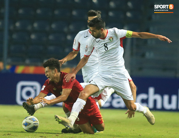 Bị cầu thủ Jordan chơi bóng kiểu bánh mì kẹp thịt, Đức Chinh tập tễnh lên xe buýt về khách sạn-2