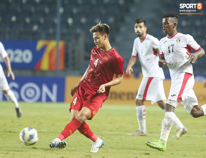 Bị cầu thủ Jordan chơi bóng kiểu bánh mì kẹp thịt, Đức Chinh tập tễnh lên xe buýt về khách sạn-10