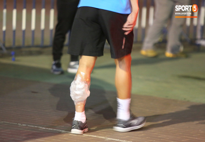 Bị cầu thủ Jordan chơi bóng kiểu bánh mì kẹp thịt, Đức Chinh tập tễnh lên xe buýt về khách sạn-11