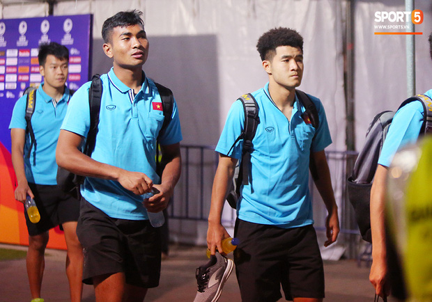 Bị cầu thủ Jordan chơi bóng kiểu bánh mì kẹp thịt, Đức Chinh tập tễnh lên xe buýt về khách sạn-3