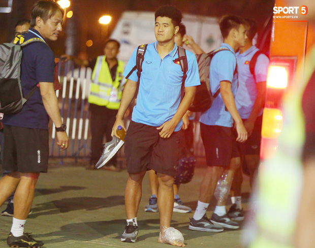 Bị cầu thủ Jordan chơi bóng kiểu bánh mì kẹp thịt, Đức Chinh tập tễnh lên xe buýt về khách sạn-4