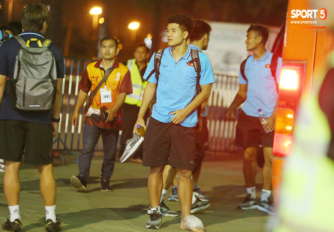 Bị cầu thủ Jordan chơi bóng kiểu bánh mì kẹp thịt, Đức Chinh tập tễnh lên xe buýt về khách sạn-6