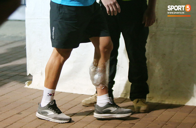 Bị cầu thủ Jordan chơi bóng kiểu bánh mì kẹp thịt, Đức Chinh tập tễnh lên xe buýt về khách sạn-7