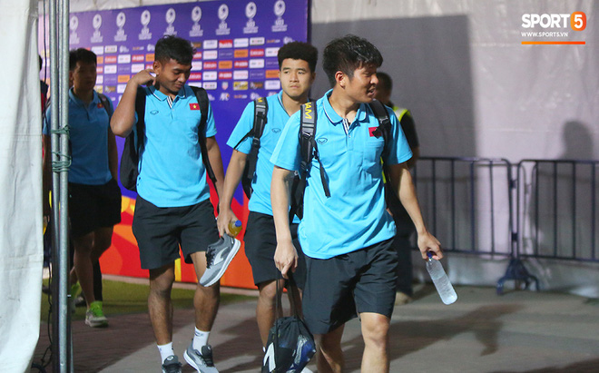 Bị cầu thủ Jordan chơi bóng kiểu bánh mì kẹp thịt, Đức Chinh tập tễnh lên xe buýt về khách sạn-8