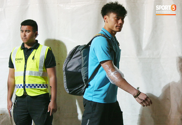 Bị cầu thủ Jordan chơi bóng kiểu bánh mì kẹp thịt, Đức Chinh tập tễnh lên xe buýt về khách sạn-9