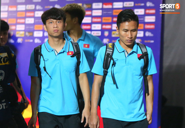 Bị cầu thủ Jordan chơi bóng kiểu bánh mì kẹp thịt, Đức Chinh tập tễnh lên xe buýt về khách sạn-14