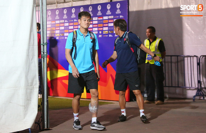 Bị cầu thủ Jordan chơi bóng kiểu bánh mì kẹp thịt, Đức Chinh tập tễnh lên xe buýt về khách sạn-13