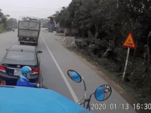 Clip: Nữ ninja cắt ngang đầu xe container và cú đâm trực diện bất ngờ khiến nhiều người sợ hãi-1