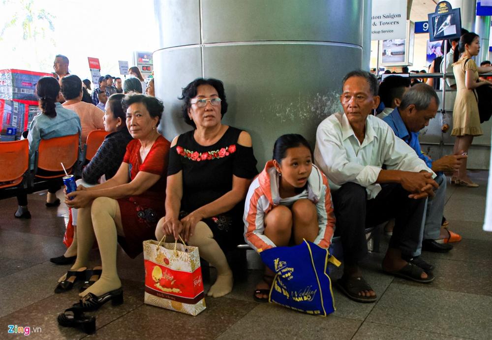 Sân bay Tân Sơn Nhất chật ních người đón thân nhân về quê ăn Tết-4