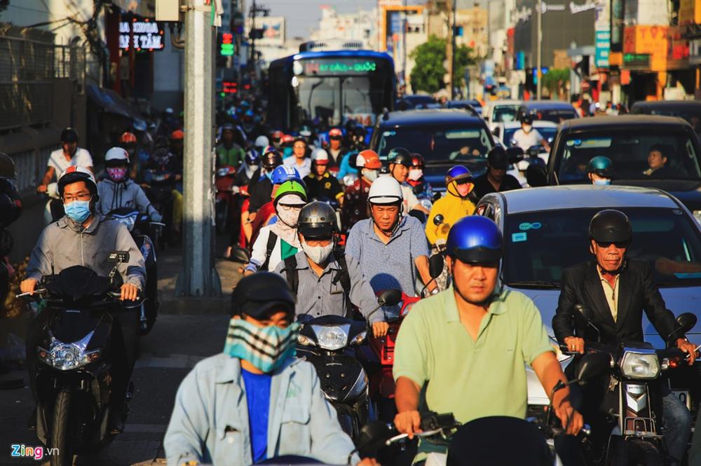 Sân bay Tân Sơn Nhất chật ních người đón thân nhân về quê ăn Tết-12