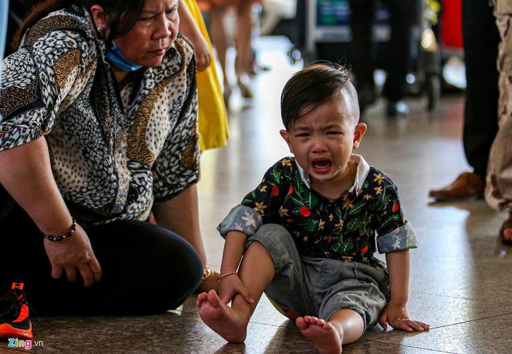 Sân bay Tân Sơn Nhất chật ních người đón thân nhân về quê ăn Tết-6