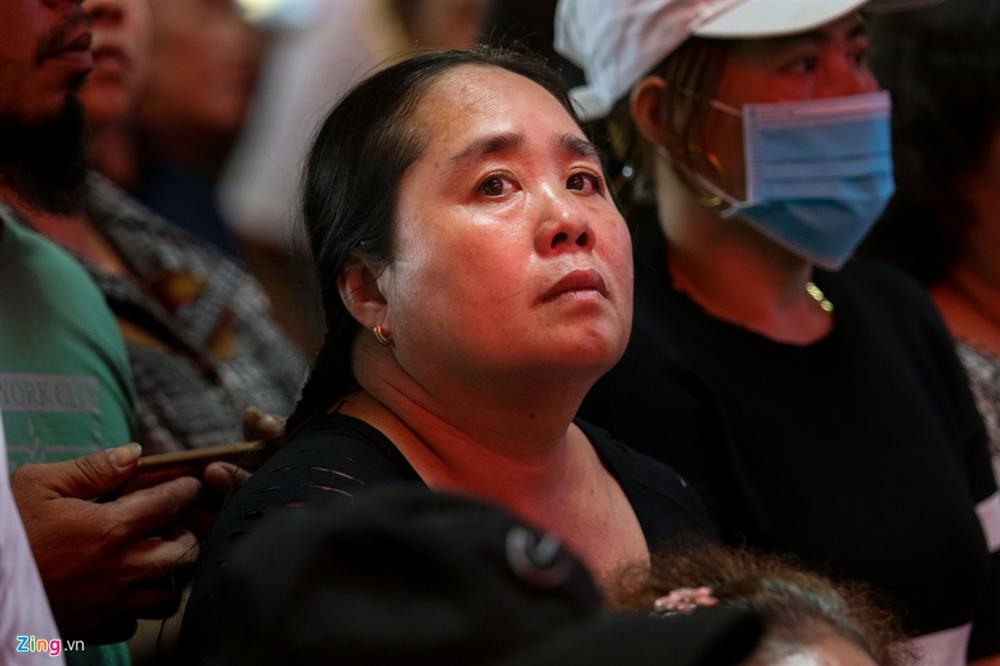 Sân bay Tân Sơn Nhất chật ních người đón thân nhân về quê ăn Tết-8