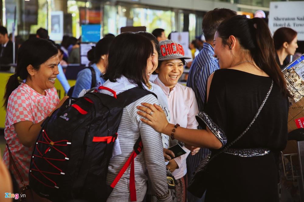 Sân bay Tân Sơn Nhất chật ních người đón thân nhân về quê ăn Tết-9