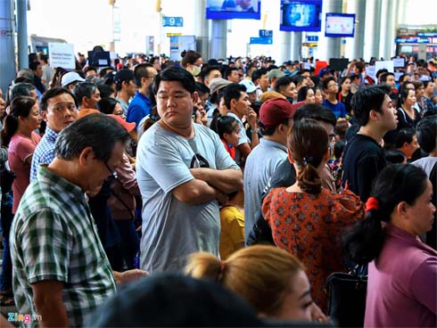 Đường vào Tân Sơn Nhất kẹt cứng, nhiều người chạy bộ vào sân bay-14