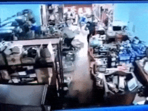 Clip: Tiếng kêu khóc thảm thiết, người phụ nữ ôm con nằm gục, không khí hoảng loạn cực độ tại hiện trường vụ xả súng khiến 6 người thương vong