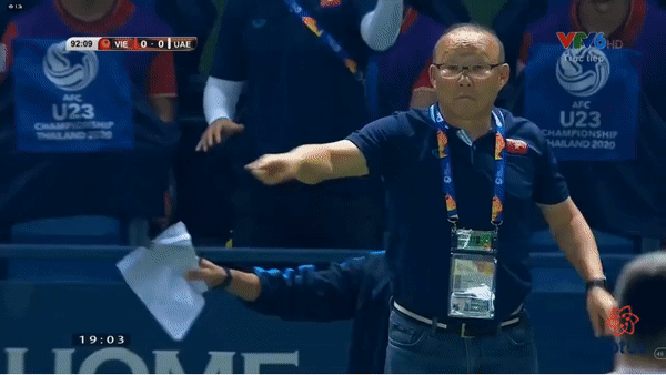 Biểu cảm hài hước của HLV Park Hang-seo trong trận đấu với U23 Jordan: Thầy đang chỉ đạo hay quẩy nhạc vậy-2