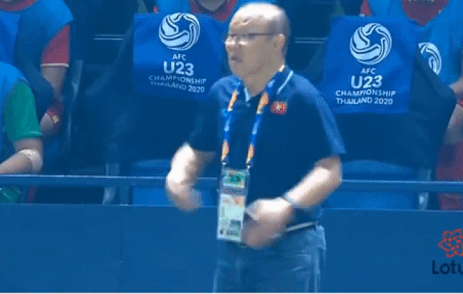 Biểu cảm hài hước của HLV Park Hang-seo trong trận đấu với U23 Jordan: Thầy đang chỉ đạo hay quẩy nhạc vậy-1