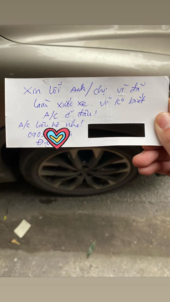 Chiếc ô tô với vết xước và mẩu giấy nhắn xin lỗi kèm số điện thoại khiến bất cứ ai đọc được cũng chẳng thể nổi giận-2