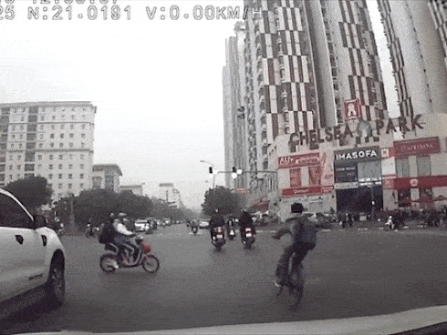 Hai cô gái đi xe điện và tình huống ngẫu hứng ‘hạ gục’ thanh niên đi xe máy-1