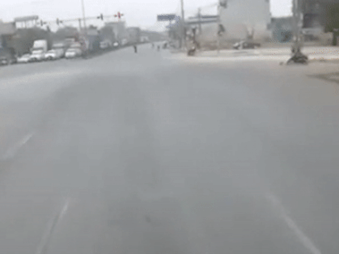 Xe máy tạt đầu container khiến tài xế phanh cháy đường