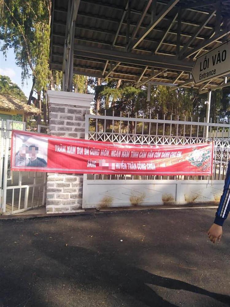 Pha bày tỏ tình cảm nhận nhiều gạch đá nhất dịp cuối năm: Mang 60kg tờ rơi đi rải khắp thành phố nhưng nội dung dành cho cô gái mới nực cười-1