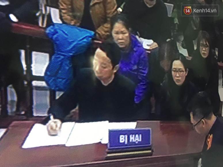 Kết thúc ngày đầu xét xử vụ học sinh 6 tuổi trường Gateway tử vong: Cô giáo Thuỷ bật khóc quỳ lạy gia đình nạn nhân-1