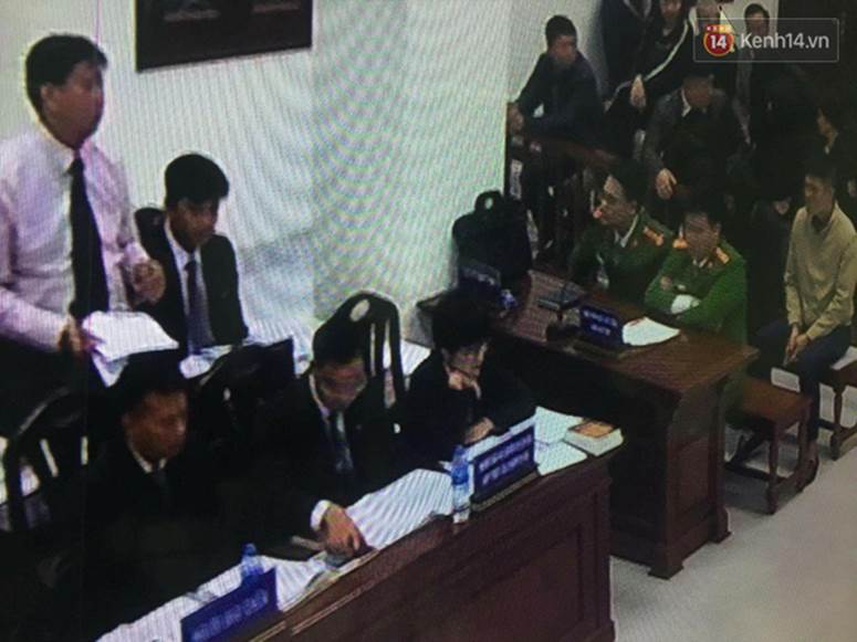 Kết thúc ngày đầu xét xử vụ học sinh 6 tuổi trường Gateway tử vong: Cô giáo Thuỷ bật khóc quỳ lạy gia đình nạn nhân-3