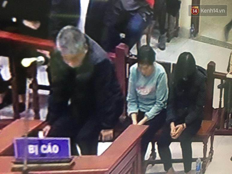 Kết thúc ngày đầu xét xử vụ học sinh 6 tuổi trường Gateway tử vong: Cô giáo Thuỷ bật khóc quỳ lạy gia đình nạn nhân-4