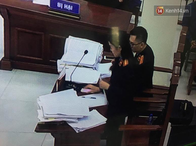 Kết thúc ngày đầu xét xử vụ học sinh 6 tuổi trường Gateway tử vong: Cô giáo Thuỷ bật khóc quỳ lạy gia đình nạn nhân-5