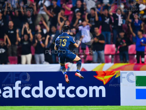 HLV trưởng U23 Iraq trách trọng tài xem VAR quá nhanh rồi ra quyết định có lợi cho Thái Lan-8