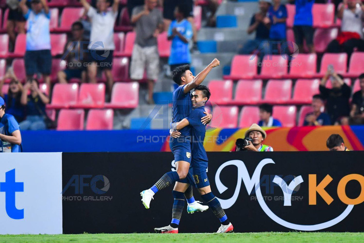 Nhận món quà trời cho, Thái Lan vẫn oằn mình vào tứ kết theo kịch bản đứng tim”-2