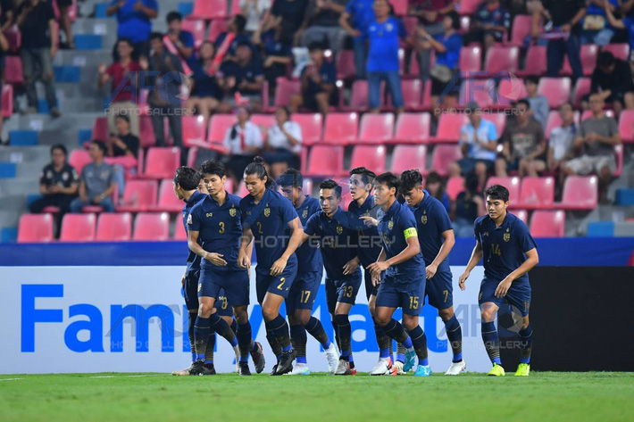 Nhận món quà trời cho, Thái Lan vẫn oằn mình vào tứ kết theo kịch bản đứng tim”-1