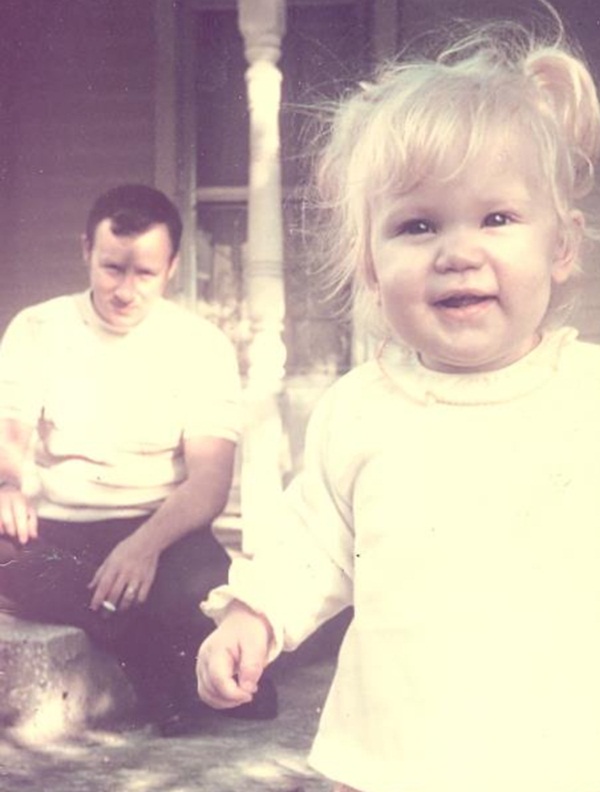 Bức ảnh bé gái tươi cười nhưng lại chứa đựng điều rùng mình gây ra bởi gã đàn ông phía sau khiến đứa trẻ bị tổn thương nghiêm trọng-1