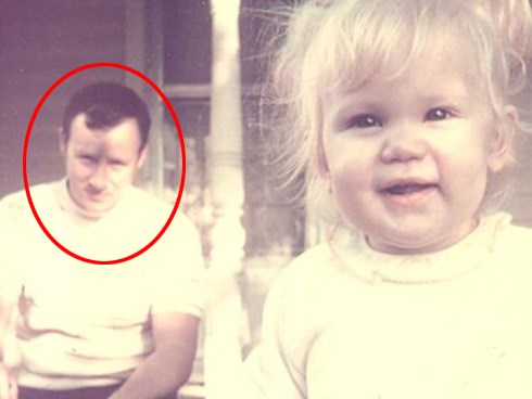 Bức ảnh bé gái tươi cười nhưng lại chứa đựng điều rùng mình gây ra bởi gã đàn ông phía sau khiến đứa trẻ bị tổn thương nghiêm trọng