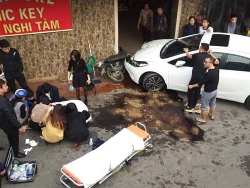 Nghi vấn bác sĩ say rượu lái ô tô tông trọng thương đồng nghiệp trên phố Hà Nội