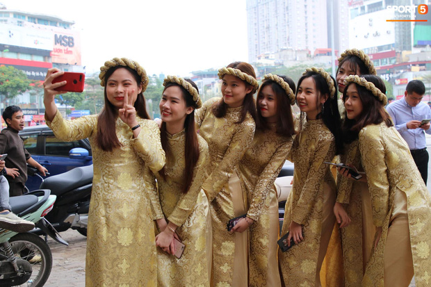 Đám hỏi trung vệ Duy Mạnh - Quỳnh Anh: Chủ rể ngại ngùng khi đặt chân tới nhà gái-15