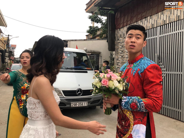 Đám hỏi trung vệ Duy Mạnh - Quỳnh Anh: Chủ rể ngại ngùng khi đặt chân tới nhà gái-17