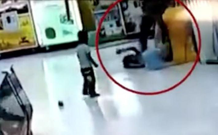 Bị bố lấy chổi đánh tới tấp ở siêu thị, phản ứng khó tin của bé gái và em trai khiến tất cả những người đứng chứng kiến đều nổi da gà-2