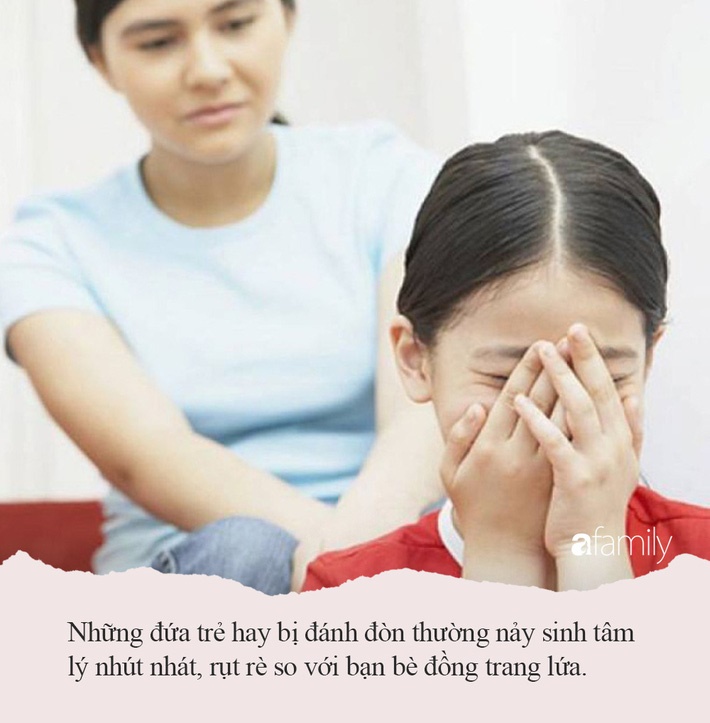 Bị bố lấy chổi đánh tới tấp ở siêu thị, phản ứng khó tin của bé gái và em trai khiến tất cả những người đứng chứng kiến đều nổi da gà-4