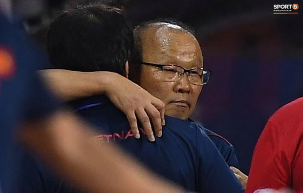 Từ việc Bay lên trời…” bị ném đá, đã đến lúc người hâm mộ tự nâng tầm văn hóa cổ vũ-1