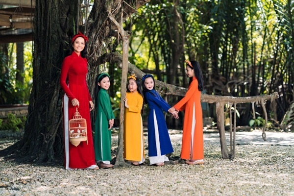 HHen Niê tóc dài dịu dàng, rạng rỡ diện áo dài Tết bên mẫu nhí-4