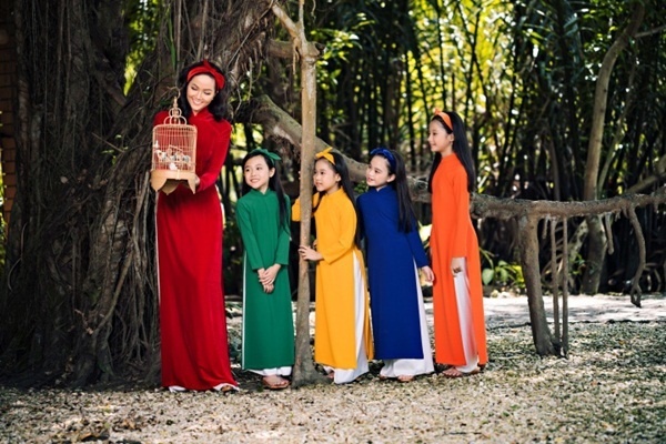 HHen Niê tóc dài dịu dàng, rạng rỡ diện áo dài Tết bên mẫu nhí-5