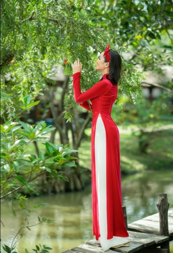 HHen Niê tóc dài dịu dàng, rạng rỡ diện áo dài Tết bên mẫu nhí-6