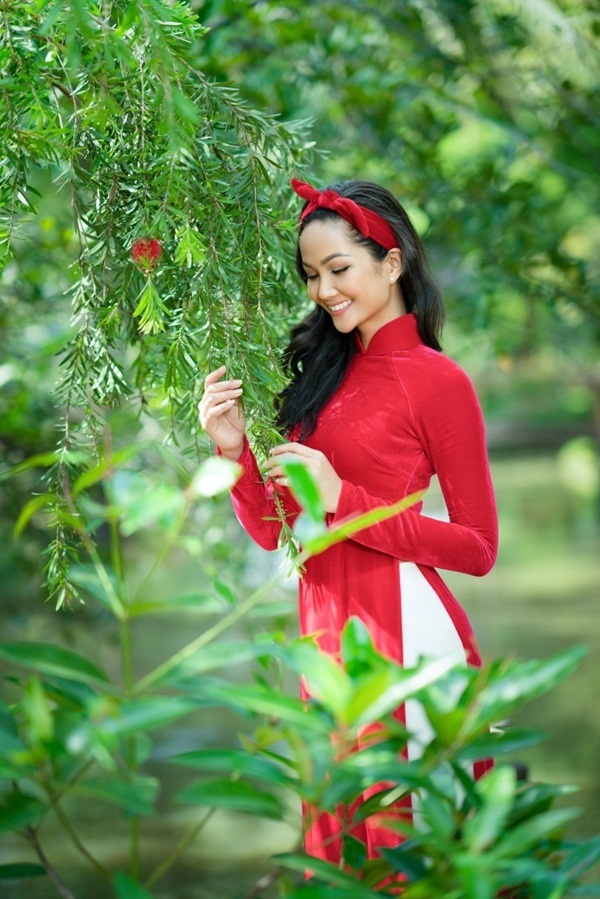 HHen Niê tóc dài dịu dàng, rạng rỡ diện áo dài Tết bên mẫu nhí-7