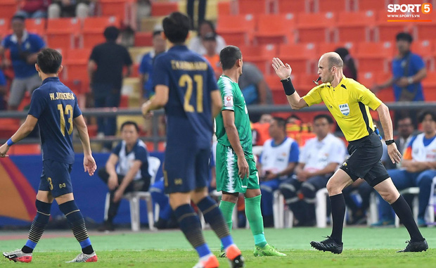 HLV trưởng U23 Iraq trách trọng tài xem VAR quá nhanh rồi ra quyết định có lợi cho Thái Lan-1