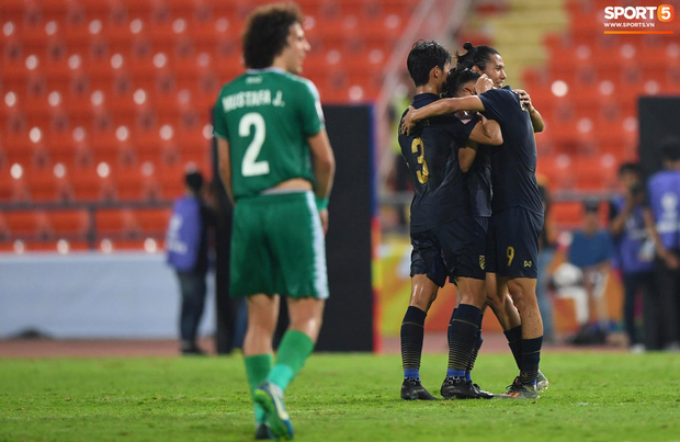 HLV trưởng U23 Iraq trách trọng tài xem VAR quá nhanh rồi ra quyết định có lợi cho Thái Lan-3