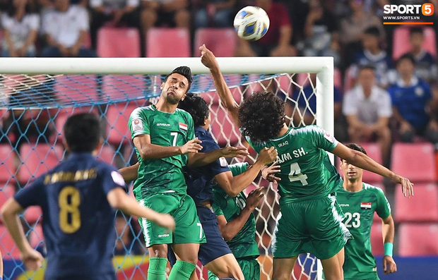 HLV trưởng U23 Iraq trách trọng tài xem VAR quá nhanh rồi ra quyết định có lợi cho Thái Lan-6