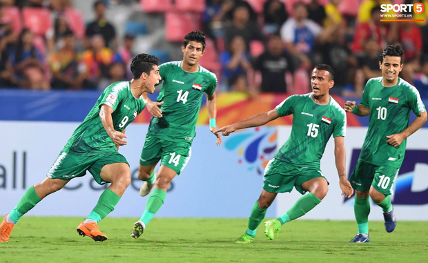 HLV trưởng U23 Iraq trách trọng tài xem VAR quá nhanh rồi ra quyết định có lợi cho Thái Lan-7